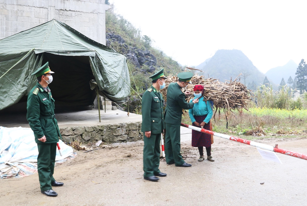 Đồn Biên phòng Đồng Văn, BĐBP Hà Giang phát khẩu trang và tuyên truyền phòng, chống dịch Covid-19 cho người dân trên địa bàn. Ảnh: Kim Nhượng.